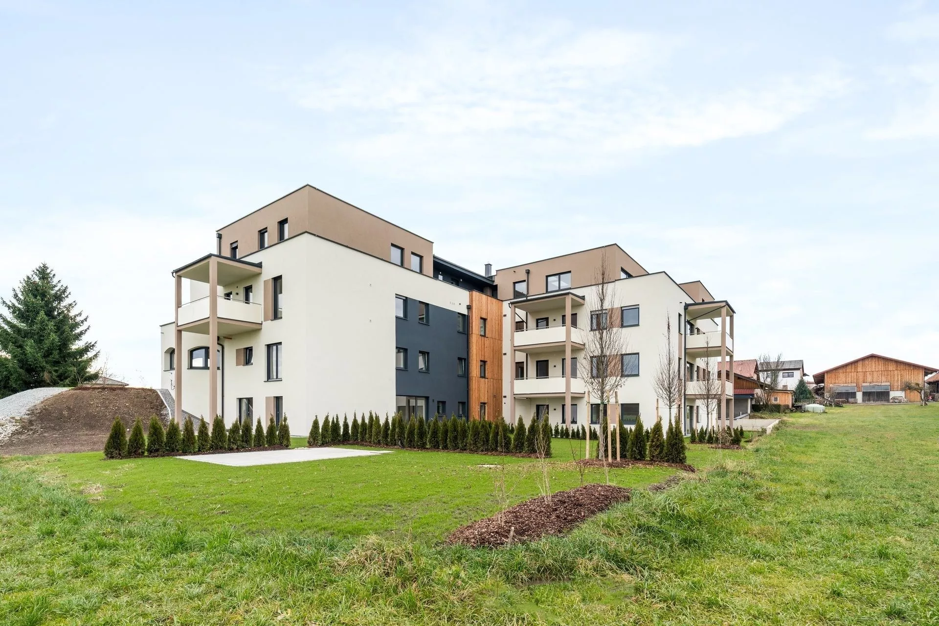 Immobilienangebot - Holzöster - Alle - Provisionsfrei: Neubau 2-Zimmer-Wohnung mit Einbauküche, Terrassenbalkon & PKW Stellplatz