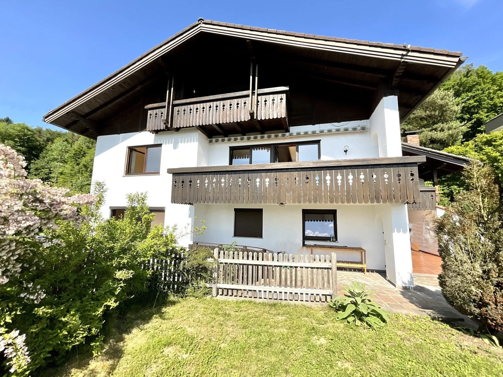 Immobilienangebot - Schalchen bei Mattighofen - Alle - Edles Landhaus mit Pool am Waldrand in Hanglage mit Panoramablick