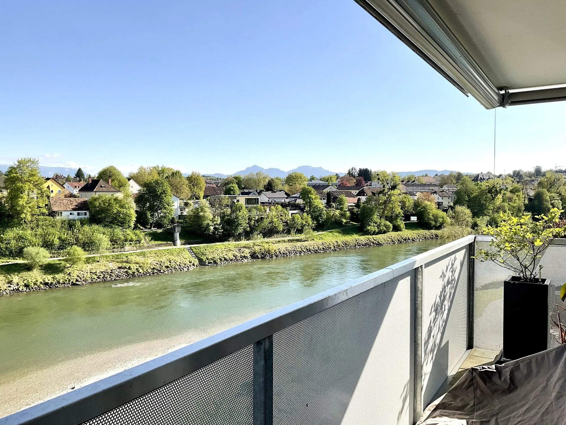 Immobilienangebot - Oberndorf bei Salzburg - Alle - Am Salzachkai mit Panoramablick!
Stylische 3-Zi.-Wohnung mit Terrassenbalkon und 2 TG-Stellplätzen