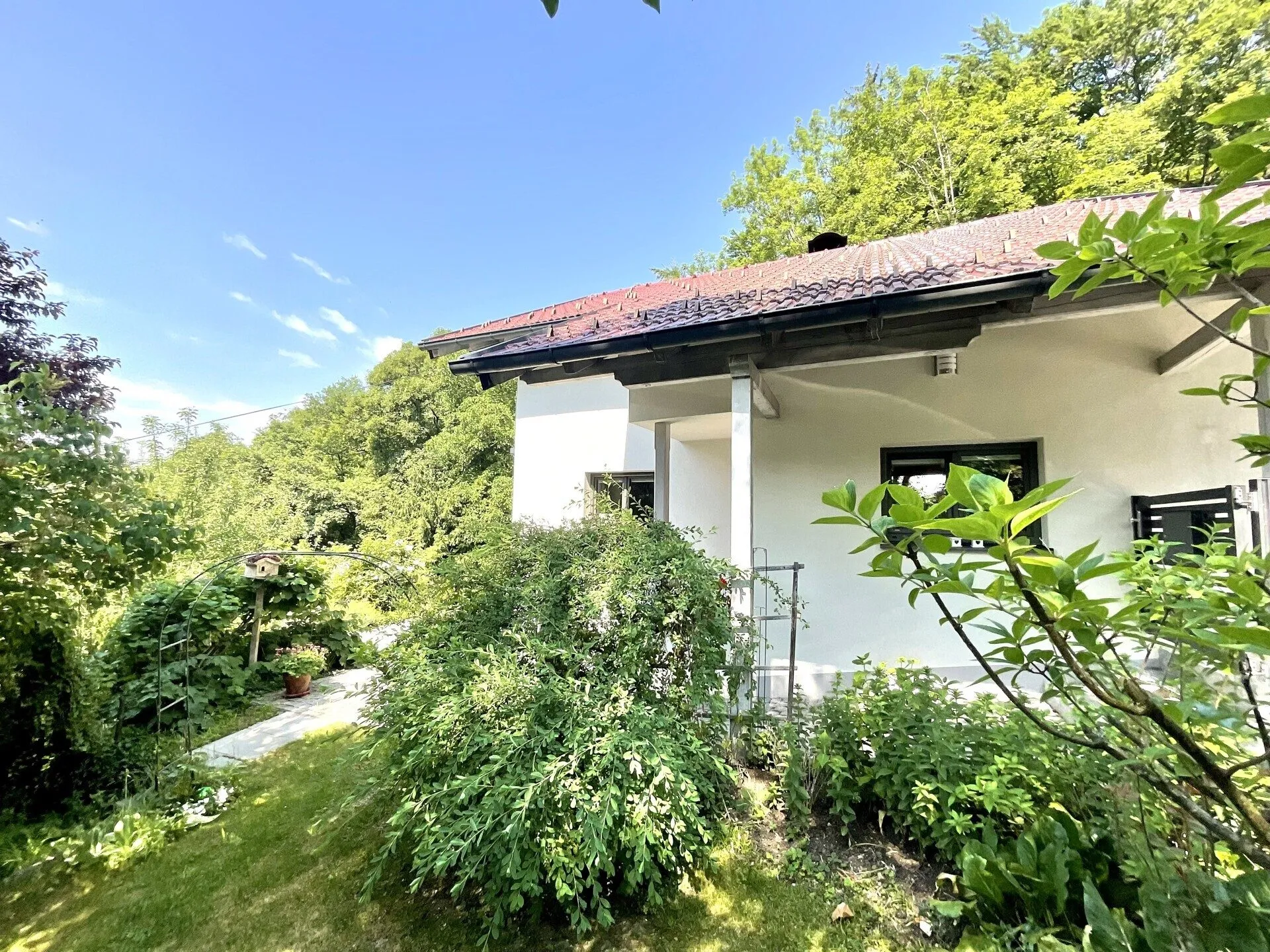 Immobilienangebot - Salzburg - Alle - Aussichtsjuwel in Sbg.-Gnigl: Stilvoll saniertes Einfamilienhaus mit Gartenparadies und Garage